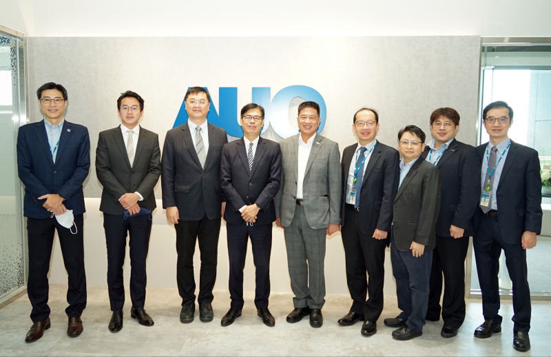 光電前進亞灣成立「AUO解決方案研發中心」，作為多元場域解決方案研發及試驗場域（圖中左為高雄市長陳其邁、圖中右為光電董事長彭双浪）
